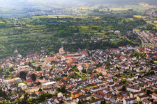 Maria-Sand-Straße und Kirche Am Berg in Herbolzheim im Bundesland Baden-Württemberg, Deutschland