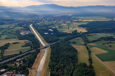 Flussbrücke der A5 über die Elz in Riegel am Kaiserstuhl im Bundesland Baden-Württemberg, Deutschland