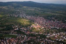 Luftbild von Ortsansicht der Straßen und Häuser der Wohngebiete in Bahlingen am Kaiserstuhl im Bundesland Baden-Württemberg, Deutschland
