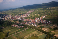 Ortsansicht der Straßen und Häuser der Wohngebiete in Bötzingen im Ortsteil Oberschaffhausen im Bundesland Baden-Württemberg, Deutschland