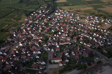 Ortsansicht der Straßen und Häuser der Wohngebiete in Gottenheim im Bundesland Baden-Württemberg, Deutschland