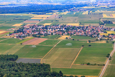 Dorfansicht von Osten im Ortsteil Gündlingen in Breisach am Rhein im Bundesland Baden-Württemberg, Deutschland