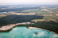 Betonwerk Müller GmbH & Co. KG am Rimsinger Baggersee im Ortsteil Niederrimsingen in Breisach am Rhein im Bundesland Baden-Württemberg, Deutschland