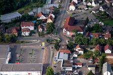 Kunst- Installation einer Freilichtskulptur auf dem Kreisverkehr Eisenbahnstraße / B3 in Heitersheim im Bundesland Baden-Württemberg, Deutschland