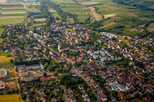 Ortsansicht der Straßen und Häuser der Wohngebiete in Heitersheim im Bundesland Baden-Württemberg, Deutschland