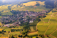 Dorfansicht aus Nordwesten im Ortsteil Britzingen in Müllheim im Markgräflerland im Bundesland Baden-Württemberg, Deutschland