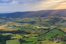 Acker- und Wiesenlandschaft in Grebenhain im Bundesland Hessen, Deutschland