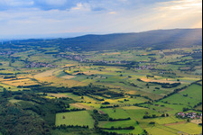 Luftbild von Acker- und Wiesenlandschaft in Grebenhain im Bundesland Hessen, Deutschland