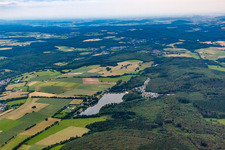 Gederner See mit Campingplatz und Strandanlage am Waldrand im Bundesland Hessen, Deutschland