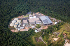 Luftaufnahme von Gebäude und Produktionshallen auf dem Werksgelände des Chemieproduzenten Biothan GmbH im Ortsteil Kleinlüder in Großenlüder im Bundesland Hessen, Deutschland