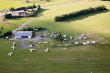 Start- und Landebahn mit Rollfeldgelände des Flugplatz der UL Piloten Jossa im Ortsteil Jossa in Hosenfeld im Bundesland Hessen, Deutschland