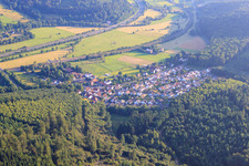 Dorfansicht aus Norden im Kinzigtal im Ortsteil Neuwirtheim in Biebergemünd im Bundesland Hessen, Deutschland