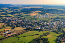 Stadtansiocht aus Nordosten im Kinzigtal an der A66 im Ortsteil Altenhaßlau in Linsengericht im Bundesland Hessen, Deutschland