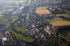 Ortsansicht der Straßen und Häuser der Wohngebiete in Büdingen im Bundesland Hessen, Deutschland