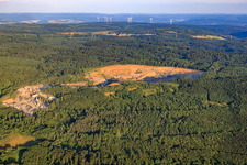 Steinbruch der Vogelsberger Basaltwerk GmbH & Co. Kommanditgesellschaft im Ortsteil Rinderbügen in Büdingen im Bundesland Hessen, Deutschland