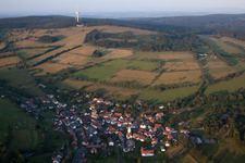 Dorf - Ansicht am Rande von landwirtschaftlichen Feldern und Nutzflächen in Breungeshain in Schotten im Bundesland Hessen, Deutschland