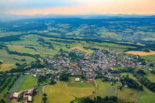 Dorfansicht aus Westen im Ortsteil Hutten in Schlüchtern im Bundesland Hessen, Deutschland
