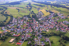 Luftbild von Dorfansicht aus Westen im Ortsteil Hutten in Schlüchtern im Bundesland Hessen, Deutschland