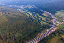 Fahrspuren der Autobahn- Trasse und Streckenverlauf der BAB A7 in Bad Brückenau im Ortsteil Römershag im Bundesland Bayern, Deutschland