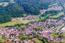 Dorf - Ansicht am Rande von landwirtschaftlichen Feldern und Nutzflächen in Riedenberg im Bundesland Bayern, Deutschland