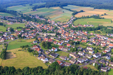 Dorfkern mit Grundschule am Rippberg im Ortsteil Hattenhof in Neuhof im Bundesland Hessen, Deutschland