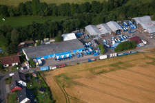 Gebäude und Produktionshallen auf dem Werksgelände der Zelte-Walter GmbH im Ortsteil Hattenhof in Neuhof im Bundesland Hessen, Deutschland