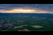 Wetterlage mit Sonnenstrahlung aus Öffnungen der Wolkendecke über dem Haardtrand in Gönnheim im Bundesland Rheinland-Pfalz, Deutschland