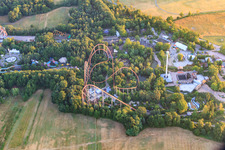 Luftbild von Achterbahn bigFM Expedition GeForce im Holiday-Park am frühen Morgen in Haßloch im Bundesland Rheinland-Pfalz, Deutschland
