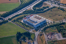 Luftaufnahme von Bürogebäude des Verwaltungs- und Geschäftshauses der Physik Instrumente (PI) GmbH & Co. KG an der A8 im Ortsteil Palmbach in Karlsruhe im Ortsteil Stupferich im Bundesland Baden-Württemberg, Deutschland