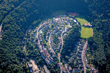 Schleifenartiges Wohngebiet der Mehrfamilienhaussiedlung im Hinterem Tal in Dillweißenstein bei Pforzheim im Bundesland Baden-Württemberg, Deutschland