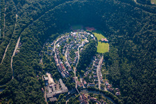 Luftbild von Schleifenartiges Wohngebiet der Mehrfamilienhaussiedlung im Hinterem Tal in Dillweißenstein bei Pforzheim im Bundesland Baden-Württemberg, Deutschland