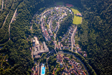 Luftaufnahme von Schleifenartiges Wohngebiet der Mehrfamilienhaussiedlung im Hinterem Tal in Dillweißenstein bei Pforzheim im Bundesland Baden-Württemberg, Deutschland