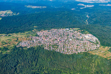 Ortsansicht der Straßen und Häuser der Wohngebiete im Ortsteil Büchenbronn in Pforzheim im Bundesland Baden-Württemberg, Deutschland