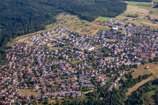 Ortsansicht der Straßen und Häuser der Wohngebiete in Tiefenbronn im Bundesland Baden-Württemberg, Deutschland
