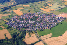 Dorf - Ansicht im Nordschwarzwald von Nordwesten im Ortsteil Lehningen in Tiefenbronn im Bundesland Baden-Württemberg, Deutschland