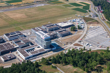 Luftbild von Forschungs- Gebäude und Bürokomplex des Robert Bosch GmbH Zentrum für Forschung und Vorausentwicklung am Segelflugplatz Malmsheim in Renningen im Bundesland Baden-Württemberg, Deutschland