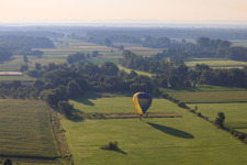 Luftbild von Landung eines Heissluftballons D-OTKA in Erlenbach bei Kandel im Bundesland Rheinland-Pfalz, Deutschland
