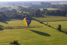 Luftaufnahme von Landung eines Heissluftballons D-OTKA in Erlenbach bei Kandel im Bundesland Rheinland-Pfalz, Deutschland