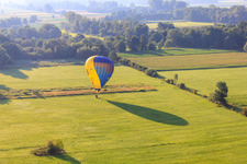 Schrägluftbild von Landung eines Heissluftballons D-OTKA in Erlenbach bei Kandel im Bundesland Rheinland-Pfalz, Deutschland