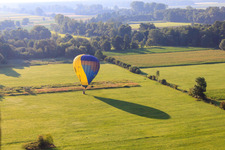 Landung eines Heissluftballons D-OTKA in Erlenbach bei Kandel im Bundesland Rheinland-Pfalz, Deutschland von oben