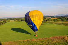Landung eines Heissluftballons D-OTKA in Erlenbach bei Kandel im Bundesland Rheinland-Pfalz, Deutschland aus der Vogelperspektive
