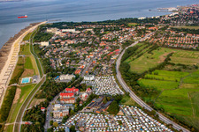 Strandkorb- Reihen am Sand- Strand bis zur Kugelbake im Küstenbereich der Nordsee mit den Campingplätzen Wattenlöper und Nordsee im Vordergrund im Ortsteil Duhnen in Cuxhaven im Bundesland Niedersachsen, Deutschland
