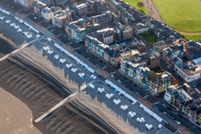 Plage in Mers-les-Bains im Bundesland Somme, Frankreich von oben
