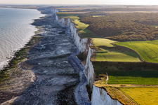 Küsten- Landschaft an der felsigen Steilküste am Ärmelkanal in Mers-les-Bains in Hauts-de-France im Bundesland Somme, Frankreich