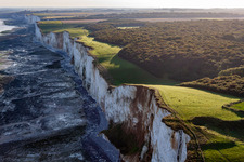 Schrägluftbild von Falaise in Mers-les-Bains im Bundesland Somme, Frankreich