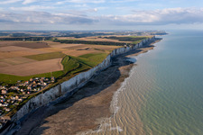 Luftbild von Küsten- Landschaft an der felsigen Steilküste des Ärmelkanal in Ault in Hauts-de-France im Bundesland Somme, Frankreich