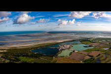 Fluß- Delta und -Mündung der Somme mit Meeresfrüchtezuchtbecken in Saint-Valery-sur-Somme in Picardie in Cayeux-sur-Mer, Frankreich
