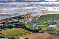 Luftaufnahme von Fluß- Delta und -Mündung der Somme mit Meeresfrüchtezuchtbecken in Saint-Valery-sur-Somme in Picardie in Cayeux-sur-Mer, Frankreich
