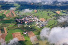 Dorf - Ansicht unter tiefen Wolken am Rande von landwirtschaftlichen Feldern und Nutzflächen im Ortsteil Mauenheim in Immendingen im Bundesland Baden-Württemberg, Deutschland