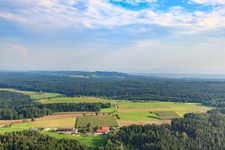 Aussiedlerhof in einer Waldlichtung im Ortsteil Senzenberg in Bühlerzell im Bundesland Baden-Württemberg, Deutschland